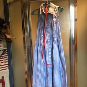 Jones New York size 4 sleeveless blue/white button down dress.